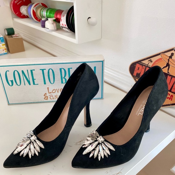 🖤💛 NWOT Michael Shannon Black Heels with Crystal Accents - Picture 2 of 4